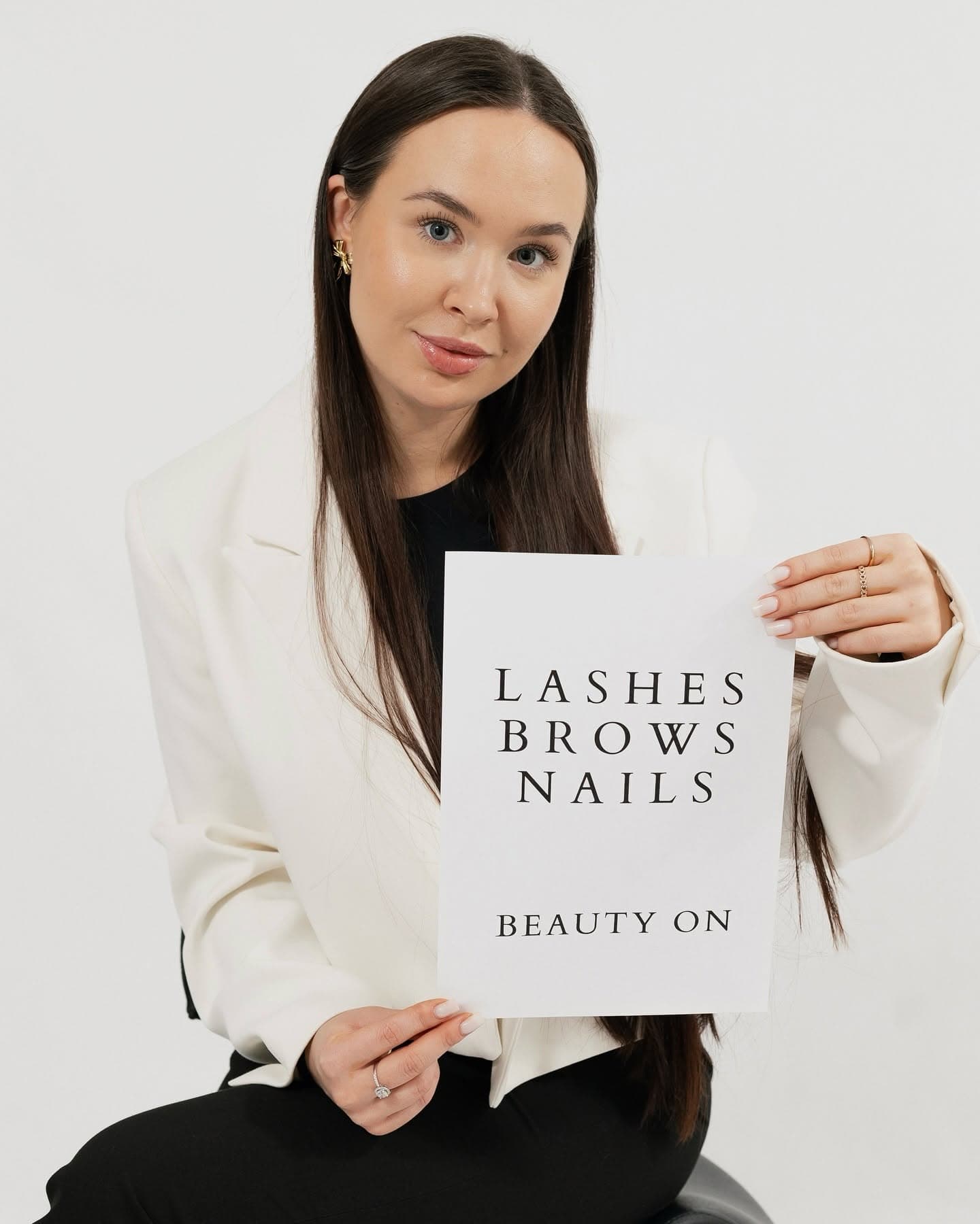 Portret z kartą Beauty On dotyczącą rzęs, brwi i paznokci