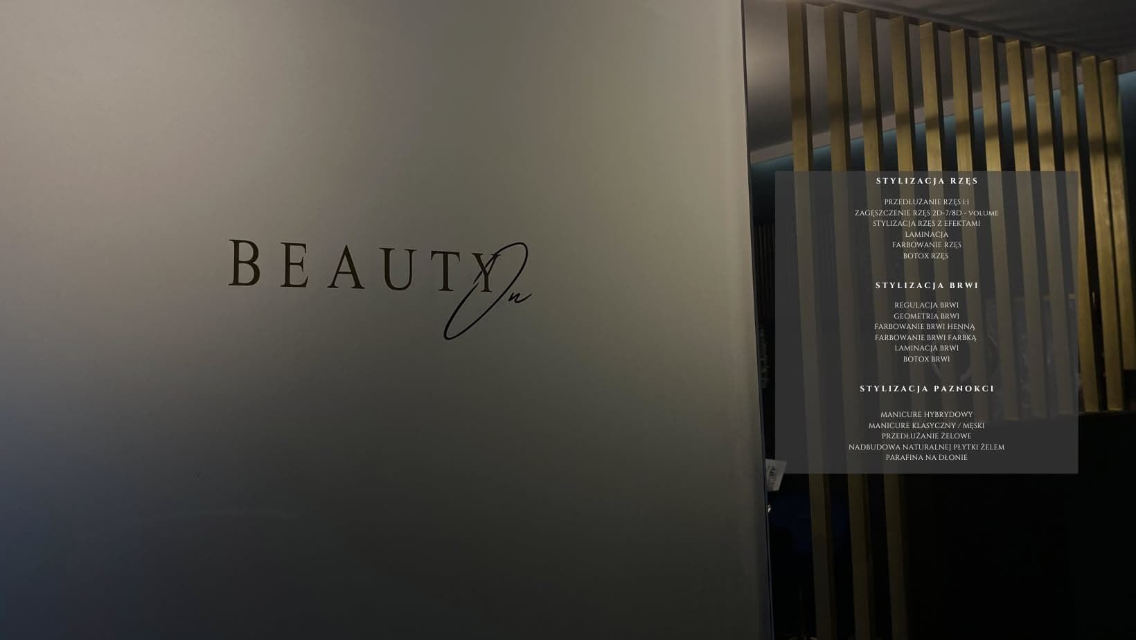 Wnętrze Beauty On z oznaczeniem salonu