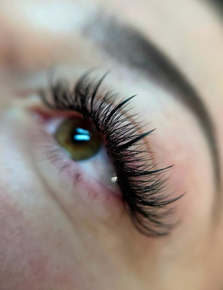 Zbliżenie stylizacji rzęs wykonanej w Beauty On