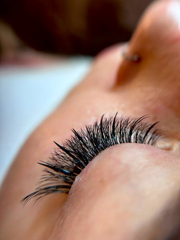 Zbliżenie stylizacji rzęs wykonanej w Beauty On
