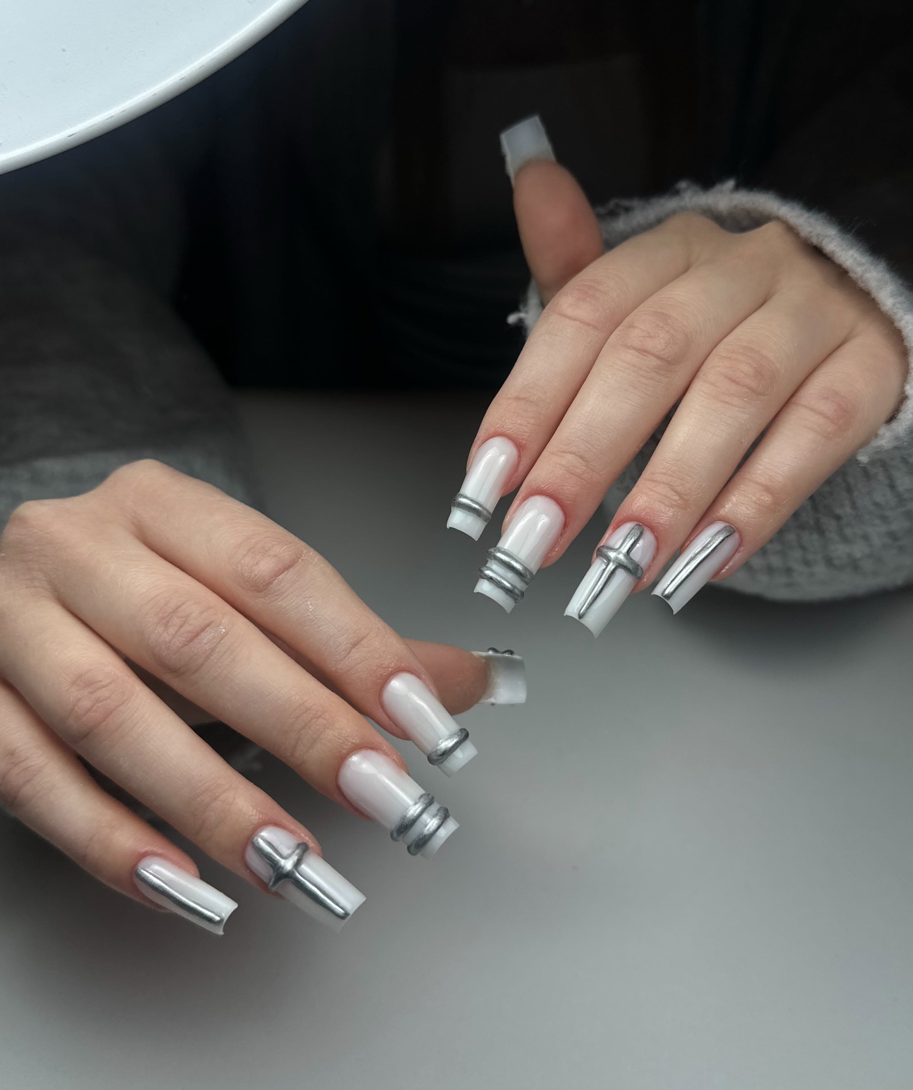 Zbliżenie jasnej stylizacji paznokci Beauty On