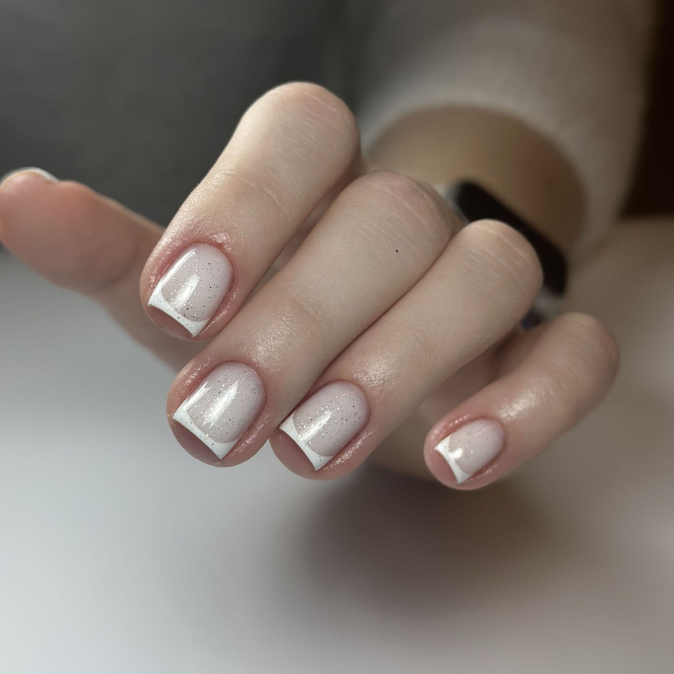 Zbliżenie manicure wykonanego w Beauty On