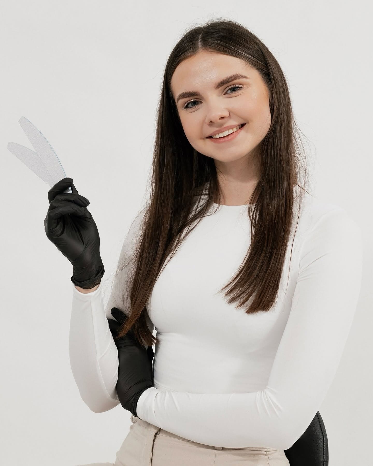 Portret członkini zespołu Beauty On z narzędziem